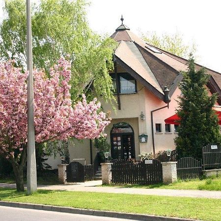 Bed and Breakfast Kocsis Panzió és Étterem Komárom Esterno foto