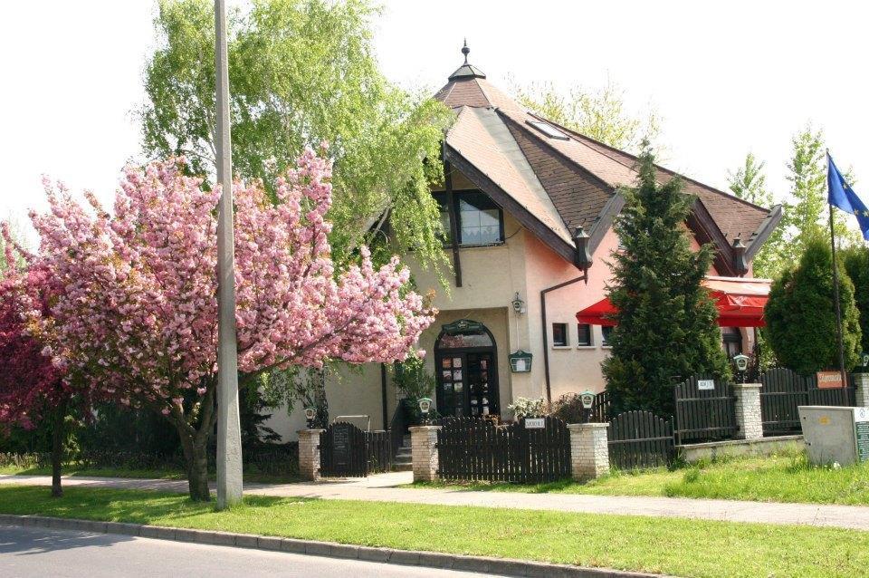 Bed and Breakfast Kocsis Panzió és Étterem Komárom Esterno foto